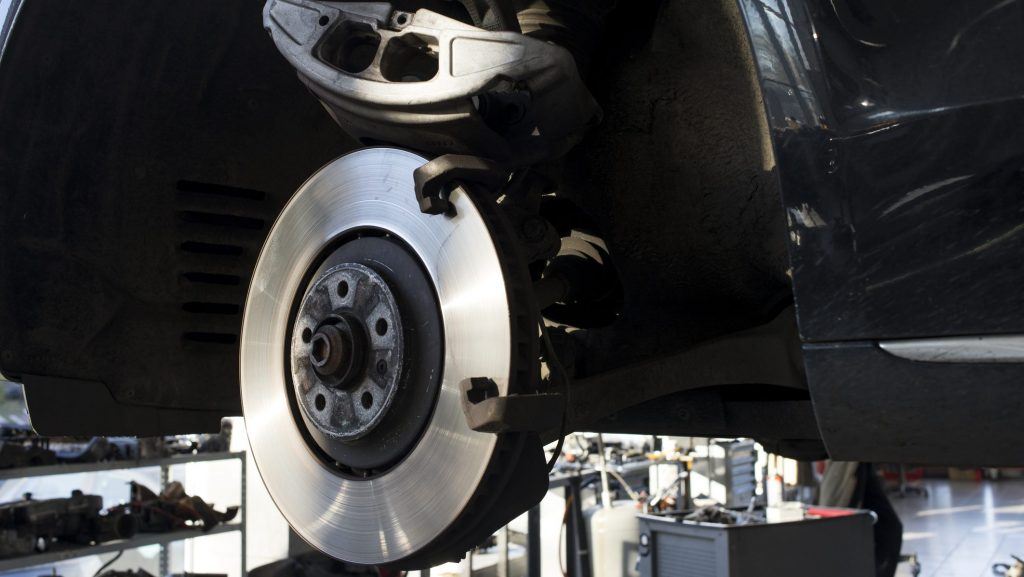 Blokowanie kół w samochodzie. Jak działa ABS?