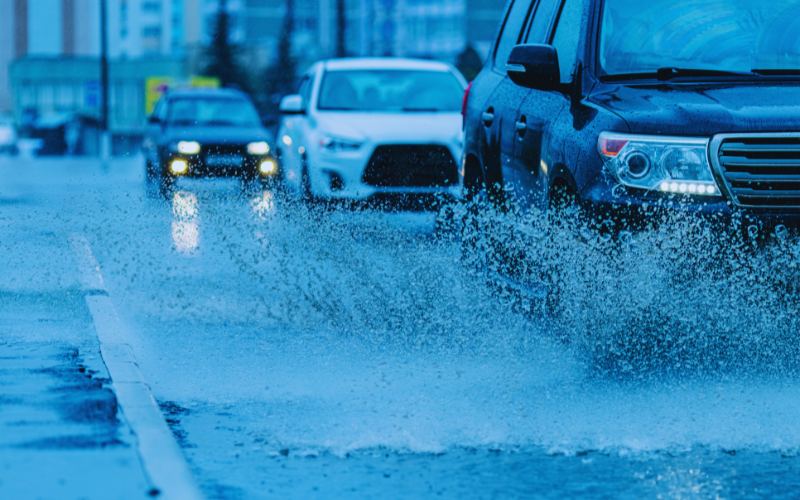 Jak zabezpieczyć samochód przed jesiennymi chłodami i deszczem?