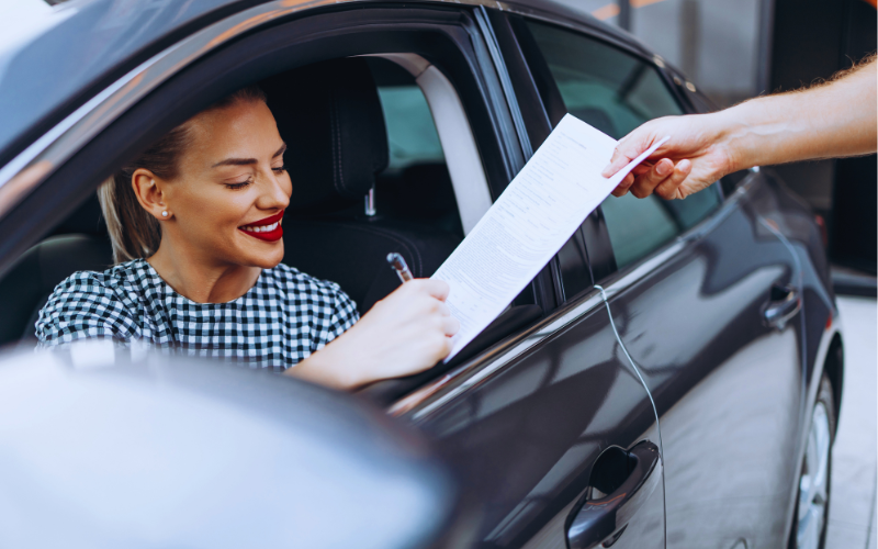 Przy sprzedaży samochodu trzeba przekazać kupującemu m.in. umowę kupna-sprzedaży.