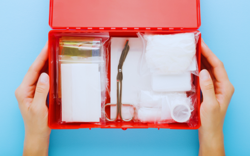 Co powinna zawierać apteczka w samochodzie?